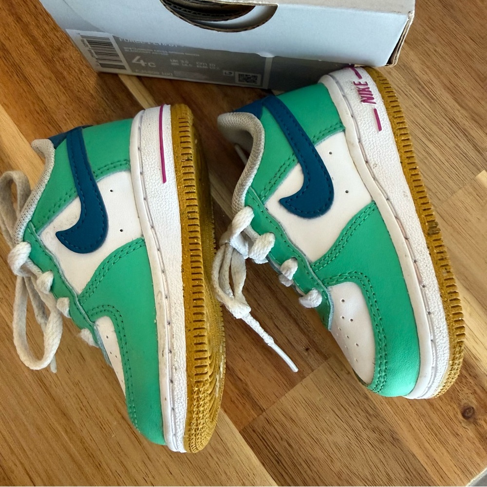 Nike Kids Force 1 LV8 BT Sneakers in Spring Green and White Size 4C - Picture 3 of 3